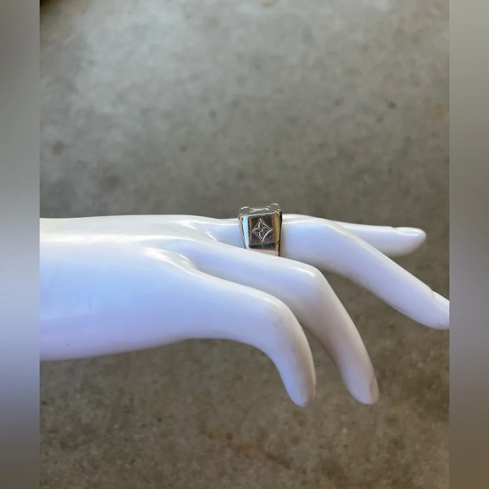 Louis Vuitton Monogram Signed Silver Tone Ring M62487 Ring Men’s M Sz 9 QUALITY - Picture 11 of 15